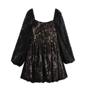 Abito corto nero in pizzo con maniche lunghe, scollo quadrato e fodera color carne su bianco