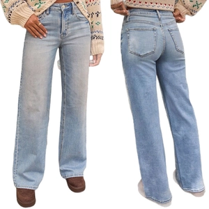 Voor- en achteraanzicht van lichtblauwe jeans met hoge taille en wijde pijpen