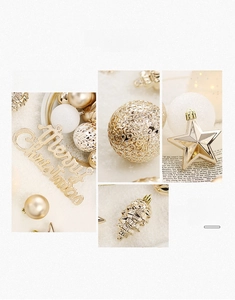 Détails d'ornements de Noël dorés champagne comprenant des étoiles et des cônes