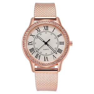 Detailansicht einer roségoldenen Quarzuhr mit Strass-Lünette und römischen Ziffern