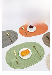 Tovaglietta ovale intrecciata con posate dorate in vari colori come verde e arancio