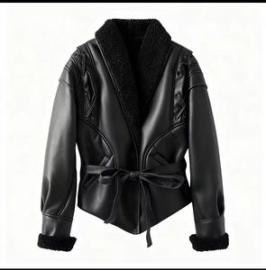 Détail de la veste noire en cuir avec col en peau lainée, poignets et ceinture à nouer