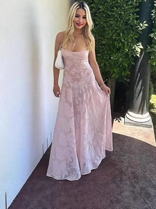 Robe longue élégante en jacquard rose avec texture florale et coupe trapèze pour occasions