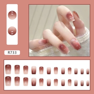 Elegante weinrote und nude-farbene Ombré-Kunstnägel mit silbernen Glitzerlinien