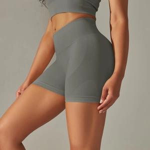 Détail du short de yoga gris sans couture à taille haute avec ceinture côtelée et effet push-up