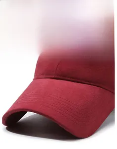 Dettaglio macro del ricamo 1895 e cuciture rinforzate sulla visiera del cappellino da baseball