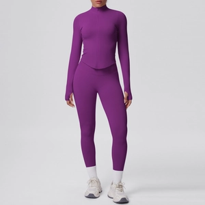 Dettaglio giacca yoga viola slim con fori per i pollici e leggings a vita alta set