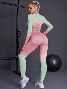Détail de l'ensemble de yoga dégradé rose et vert avec poignets et taille côtelés