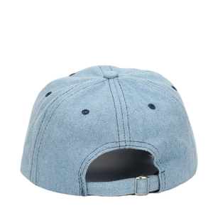 Vue arrière de la casquette de baseball en denim bleu clair avec boucle en métal