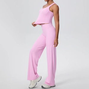 Dettaglio del set yoga rosa chiaro con canotta corta e pantaloni a gamba larga a vita alta