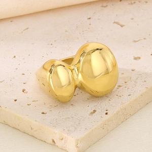 Dettaglio anello geometrico placcato oro 18k con doppie sfere organiche lucide