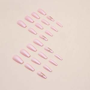 Faux ongles mats rose poudré avec lettrage Love doré et forme ballerine mi-longue