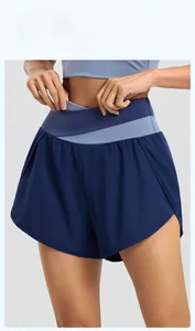 Détail du short de yoga taille haute avec ceinture contrastée bleu clair et tissu respirant