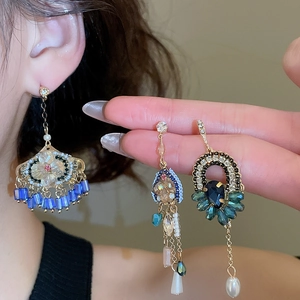 Détails de boucles d'oreilles bohèmes avec cristaux bleus et chaînes de perles