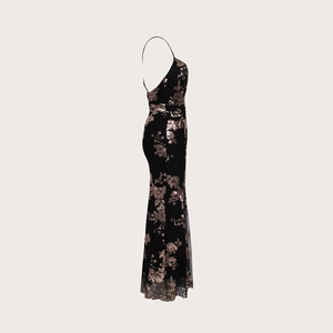 Détail des paillettes florales or rose et maille sur une robe de soirée sirène