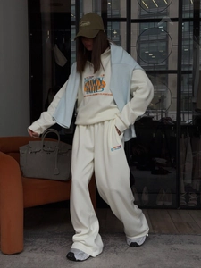 Ensemble sweat demi-zip et pantalon brodé style vintage pour femme en blanc ivoire
