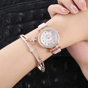 Coffret montre or rose avec bracelet en cuir rose et bracelet assorti en strass
