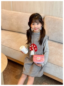 Mini sac bandoulière rose en velours matelassé avec chaîne dorée sur un mannequin enfant