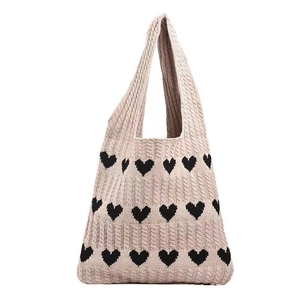 Sac cabas chic en maille crème avec motifs de cœurs noirs et détails en tricot torsadé