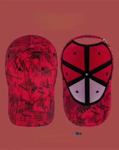 Détail de la casquette tie-dye rouge et noire avec lettres graffiti et doublure interne