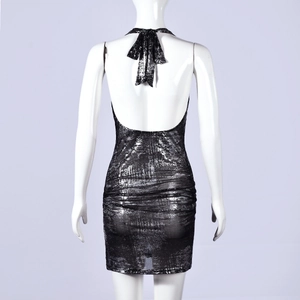 Détail du nœud au dos d'une robe mini sexy dos nu à sequins métalliques noirs