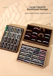 Detailansicht der 40-Gitter Palisander-Schmucklade für Armbänder mit grauem Samtfutter