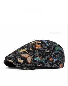 Detailansicht der bunten Schmetterlings-Stickerei auf einer schwarzen Baskenmütze