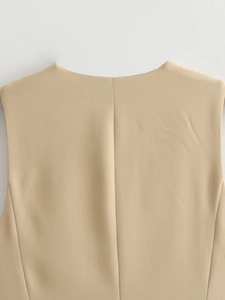 Gros plan sur la texture en sergé beige et la couture arrière d'une robe gilet ajustée