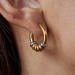 Moderne minimalistische 18K Gold Edelstahl Mixed Color Creolen am Ohr getragen