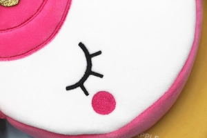 Détail du sac licorne en peluche douce avec broderie et détails de fard rose