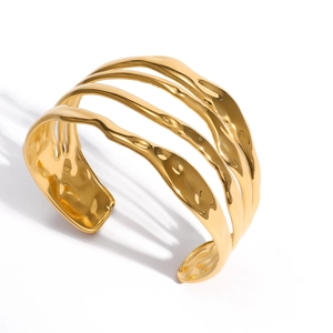 Bracelet jonc ouvert à quatre couches en acier inoxydable doré 18 carats avec texture martelée