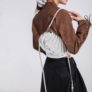 Bolso bandolera plateado con forma de concha y asa de perlas con textura metálica