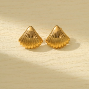 Macro-detail van gouden waaiervormige schelpoorbellen met elegante verticale ribbels