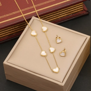 Ensemble collier et boucles d'oreilles cœur en nacre blanche sur coffret à bijoux