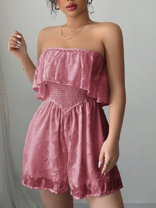 Dettaglio di una tutina senza spalline rosa a fiori con top a balze e vita elastica
