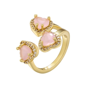 Dettaglio di tre pietre a cuore rosa con pavé di zirconi su anello regolabile oro 18K
