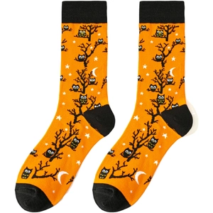 Dettaglio del motivo a gufo e albero su calze di cotone lavorato a maglia Halloween