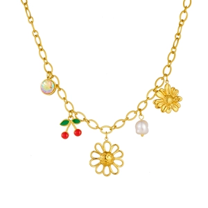 Collier doré avec pendentifs cerise, tournesol, marguerite et perle sur fond blanc éclatant