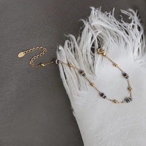 Bracciale con perline blu stellato in acciaio inossidabile dorato e chiusura a moschettone