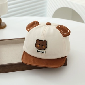 Detailansicht der Panda-Ohren und Bärenstickerei auf dem Kleinkind-Sonnenhut-Stoff