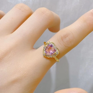 Nahaufnahme des vergoldeten Herzrings mit rosa Stein und kleinen Kristalldetails