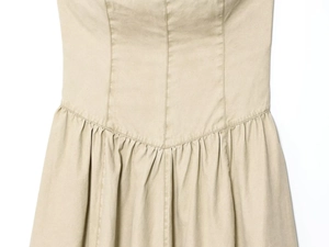 Détail de la robe midi kaki montrant la taille haute smockée et le tissu en coton texturé