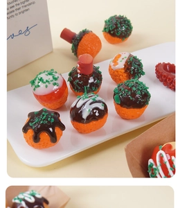 Detalle macro de modelos de comida takoyaki artificial con texturas de salsa y adornos
