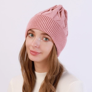 Textura detallada del gorro de punto rosa con ondas y suéter blanco de cuello alto