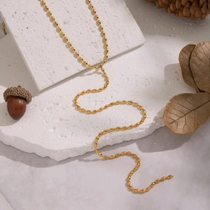 Collana a Y minimalista placcata in oro 18 carati con grani di riso ovali su marmo