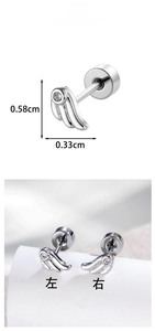 Dettaglio dei piercing per cartilagine ad ala d'angelo con dimensioni 0,58 cm x 0,33 cm