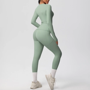 Détail de l'ensemble de yoga vert menthe avec haut à manches longues et legging