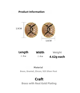 Vue détaillée des boucles d'oreilles ovales en émail avec dimensions 1,9cm sur 1,6cm