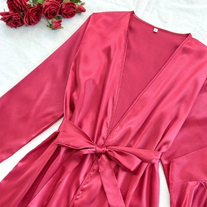Peignoir élégant en satin rouge vin avec col en V et ceinture pour femme chic