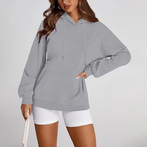 Détail du sweat à capuche oversize gris pour femme avec poche kangourou et texture polaire